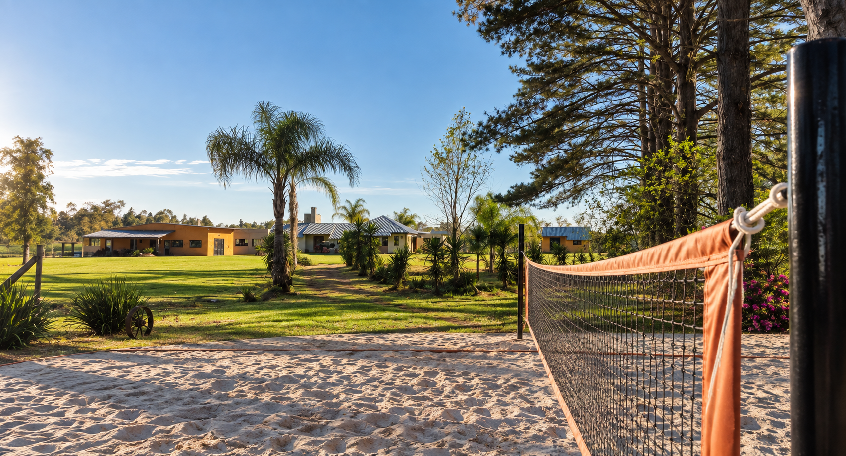 Vista evocadora del entorno verde y las canchas de arena de Rivera Country Club